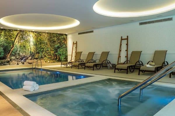 Day spa packages, massages, body wraps, hydrotherapy, and full wellness escapes across the UK.